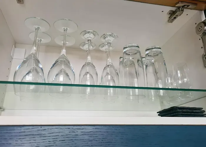 Spacious With Easy Access To Airport & Centre *