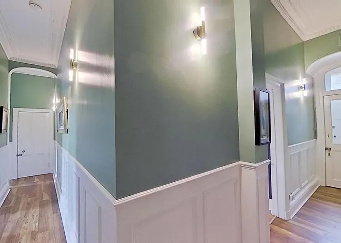 Spacious With Easy Access To Airport & Centre 아파트 *