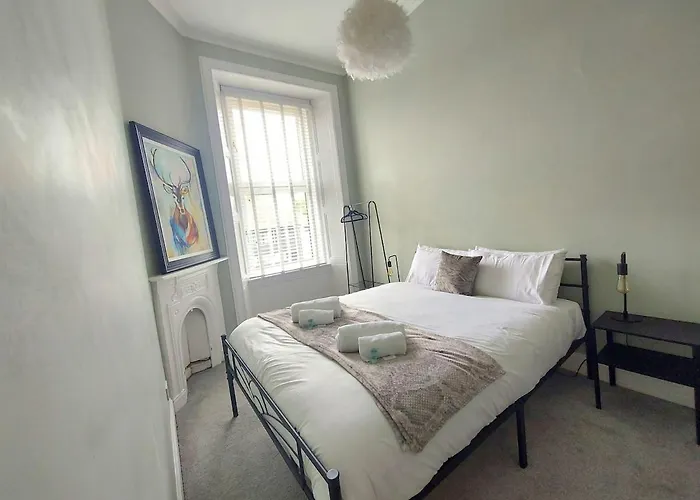 Spacious With Easy Access To Airport & Centre