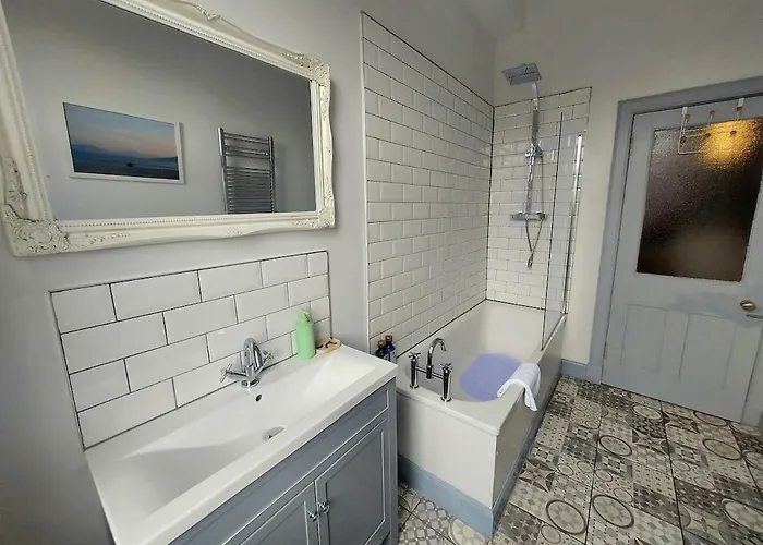 Spacious With Easy Access To Airport & Centre 아파트