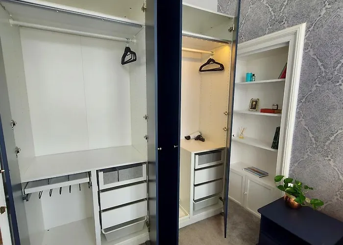 Spacious With Easy Access To Airport & Centre 아파트 *