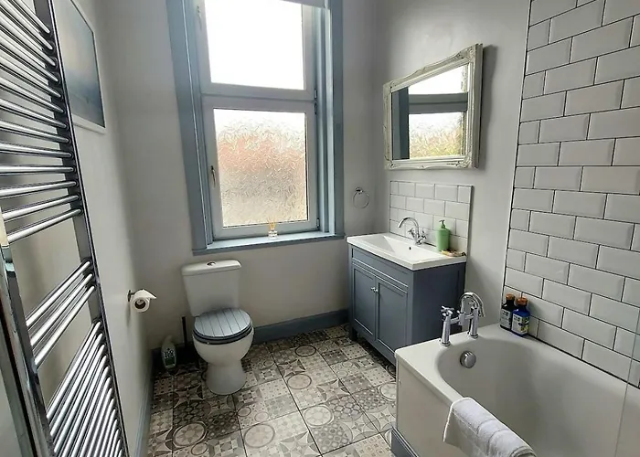 Spacious With Easy Access To Airport & Centre 에든버러