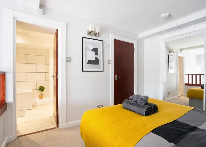 2bed-2bath Flat, Centre