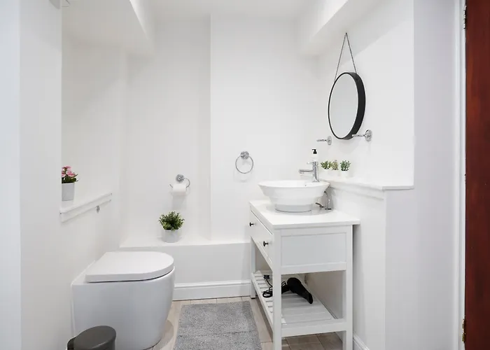2bed-2bath Flat, Centre Apartament