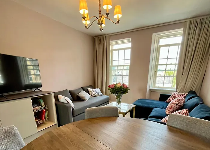 New Royal Mile Apartment With Balcony And Stunning Views Top Floor No Lift *
