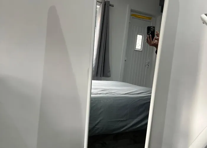 Private 1 Bedroom - - Sleeps 2 *