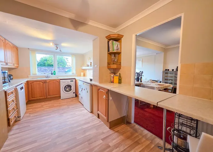 3 Bedroom Home, Peaceful Garden بيت للعطل