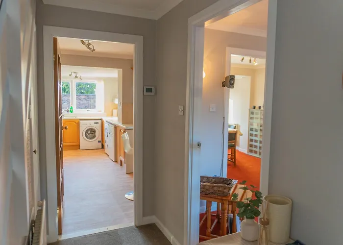 3 Bedroom Home, Peaceful Garden Edinburgh