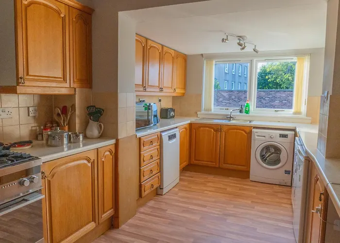 3 Bedroom Home, Peaceful Garden *