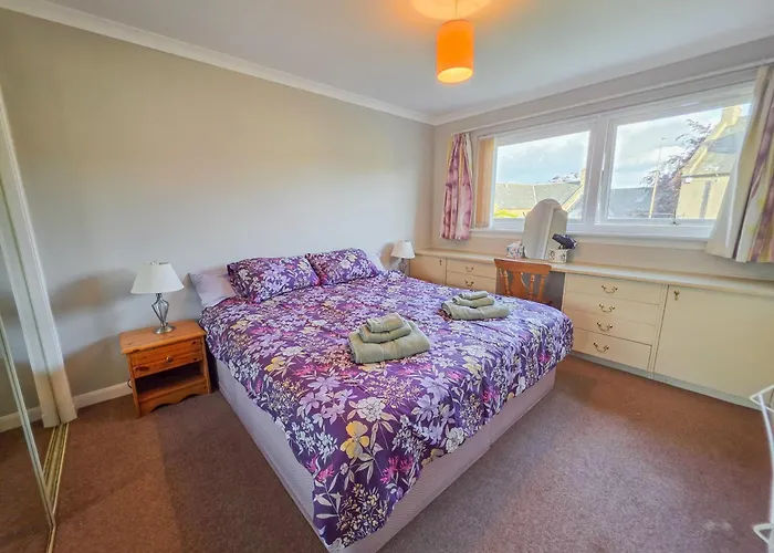 3 Bedroom Home, Peaceful Garden Edinburgh