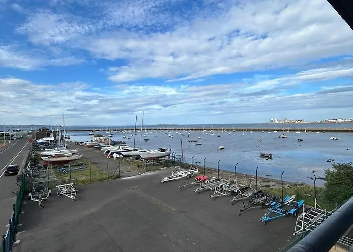 Waterfront Spacious Flat דירה אדינבורו