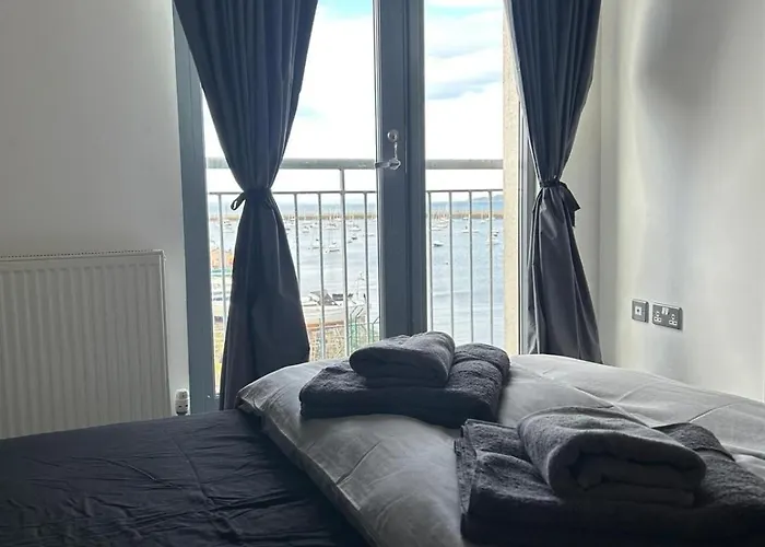 Waterfront Spacious Flat דירה אדינבורו