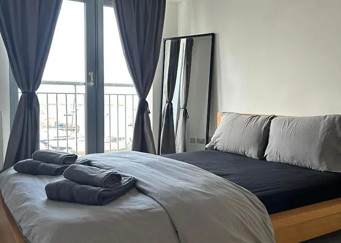 Waterfront Spacious Flat דירה אדינבורו