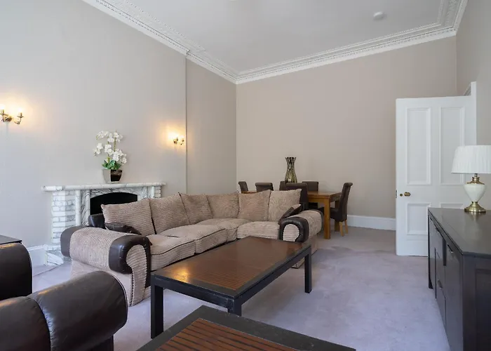 Historic Townhouse In Centre דירה אדינבורו