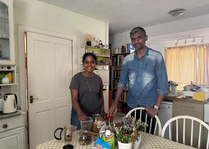 Charming 3 Bed , Private Budget , Free Street Parking , Fibre Optic Internet , Garden לינה וארוחת בוקר