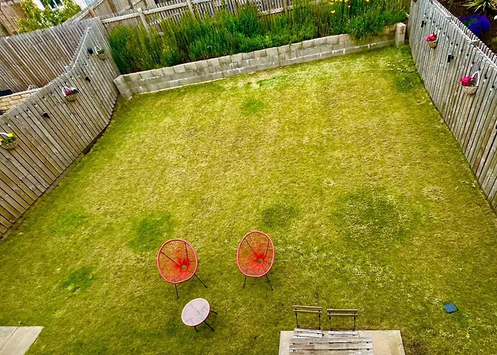 Modern And Spacious With Large Garden * Edinburgh