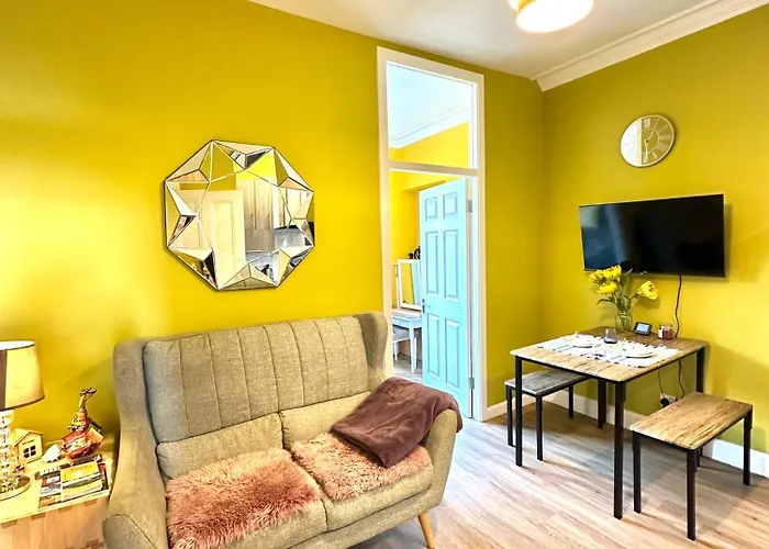 Cosy In Centre , 2 Bedroom1 Bathroom Apartment *