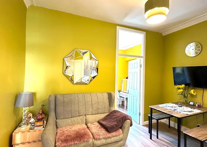 Cosy In Centre , 2 Bedroom1 Bathroom Apartment *