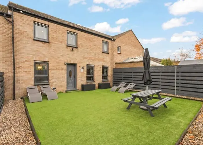 Dynastays- Stylish Seaside Home- Dog Friendly, Garden & Parking (adults Only) Holiday home