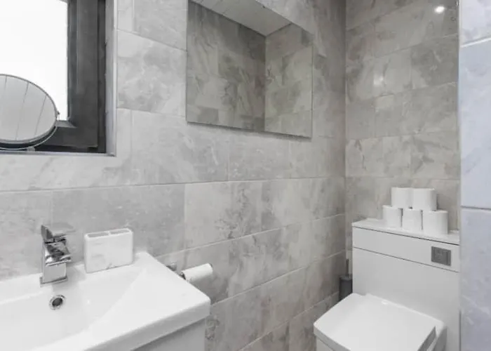 Dynastays- Stylish Seaside Home- Dog Friendly, Garden & Parking (adults Only) Edinburgh