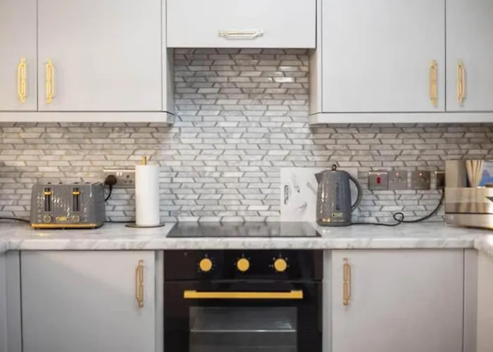 Dynastays- Stylish Seaside Home- Dog Friendly, Garden & Parking (adults Only) *