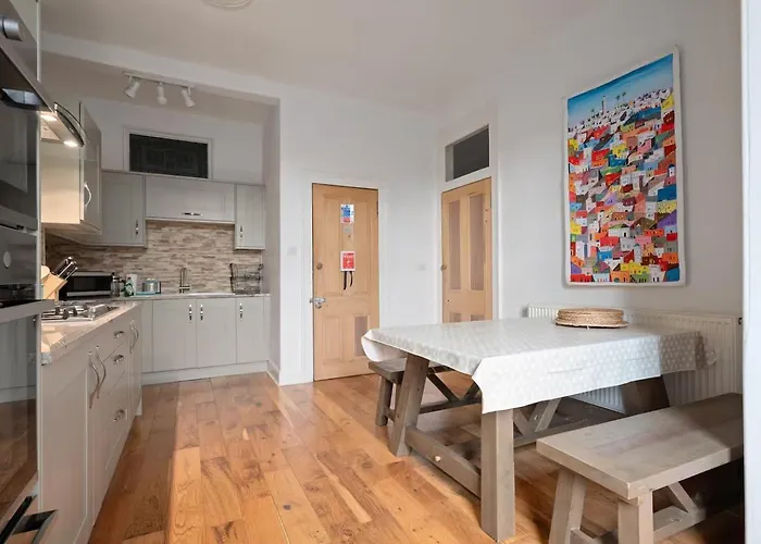 Homely 2 Bedroom - Pass The Keys Διαμέρισμα *