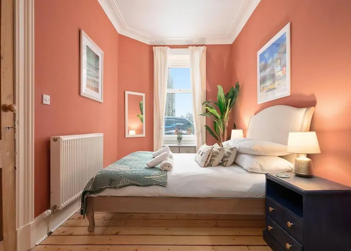 Homely 2 Bedroom - Pass The Keys *