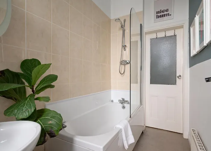 Homely 2 Bedroom - Pass The Keys *