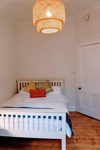 Bright Modern Arthurs Seat 2 Bedroom Apartment *