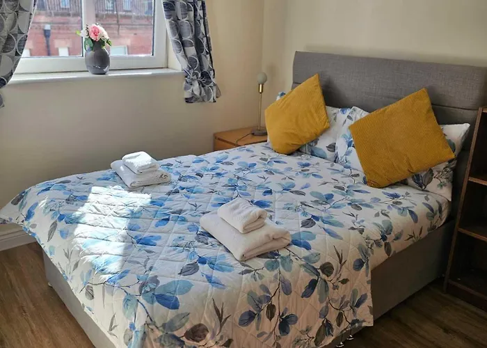 Centre One Private Bedroom In Shared With Private Bathroom With Free Car Parking *