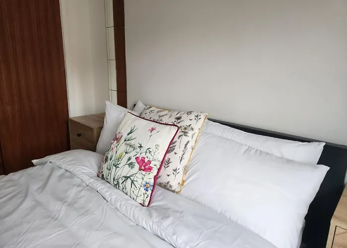 Apartment Stunning 3bed With Balcony And Free Parking *