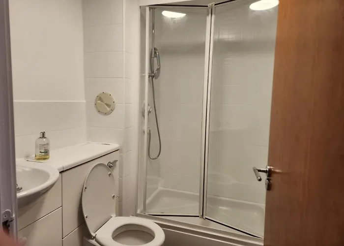 Stunning 3bed With Balcony And Free Parking Apartment *