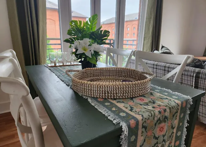 Stunning 3bed With Balcony And Free Parking Apartment *