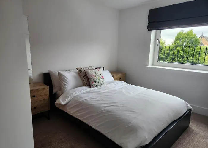 Stunning 3bed With Balcony And Free Parking Apartment