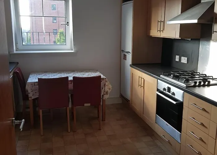 Stunning 3bed With Balcony And Free Parking Apartment *