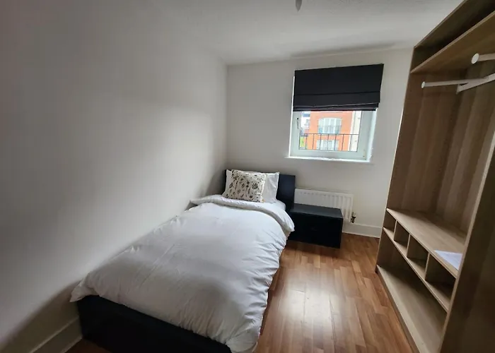 Apartment Stunning 3bed With Balcony And Free Parking *