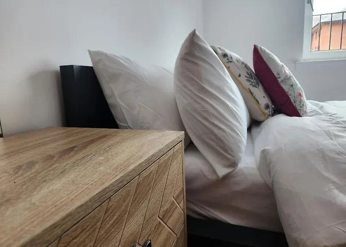 Stunning 3bed With Balcony And Free Parking Apartment *