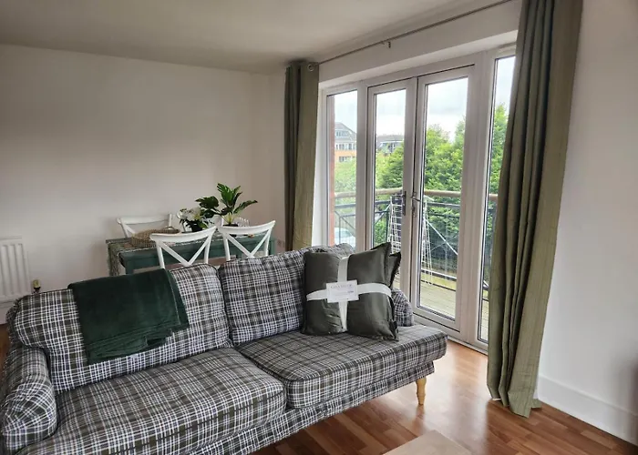 Apartment Stunning 3bed With Balcony And Free Parking *