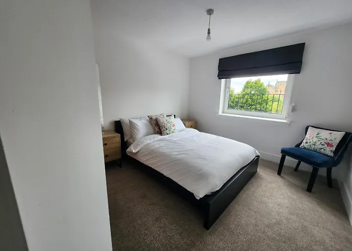 Stunning 3bed With Balcony And Free Parking *
