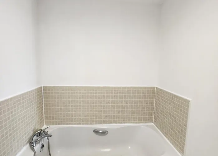 Stunning 3bed With Balcony And Free Parking Apartment Edinburgh