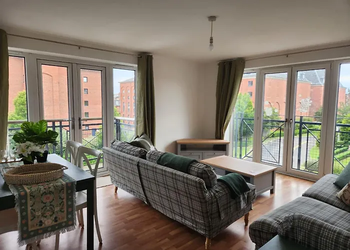 Stunning 3bed With Balcony And Free Parking Apartment *
