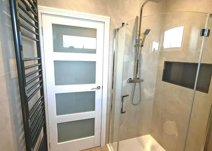 Cozy Corner 2 Bedroom House בית נופש *