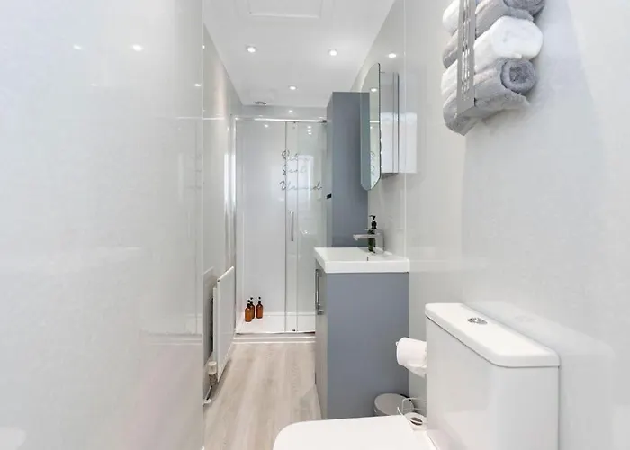 The Compact Caledonian Flat - Haymarket Апартаменты