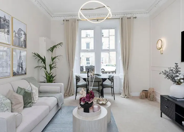 The Compact Caledonian Flat - Haymarket Апартаменты *