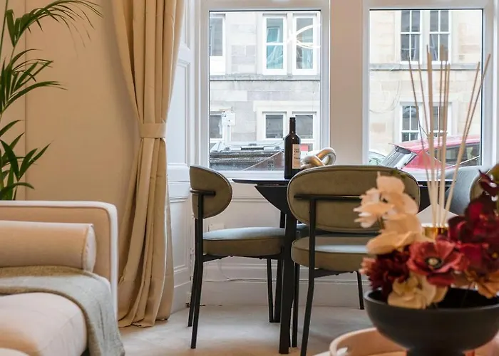 The Compact Caledonian Flat - Haymarket דירה