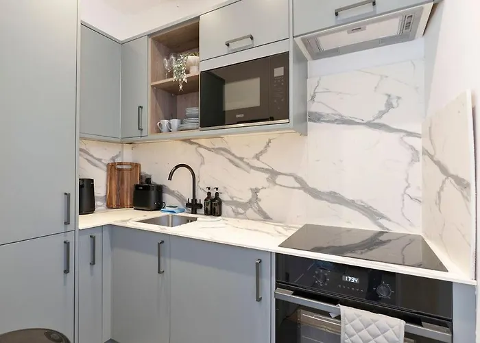 The Compact Caledonian Flat - Haymarket Апартаменты *
