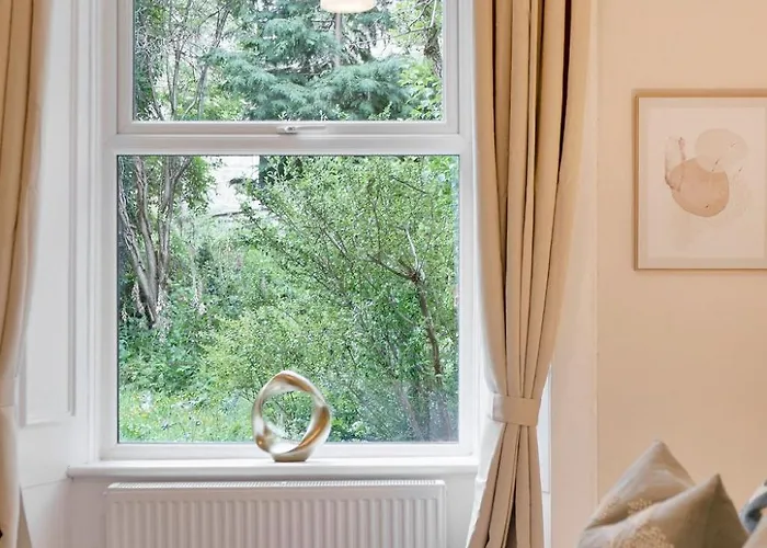 The Compact Caledonian Flat - Haymarket דירה אדינבורו