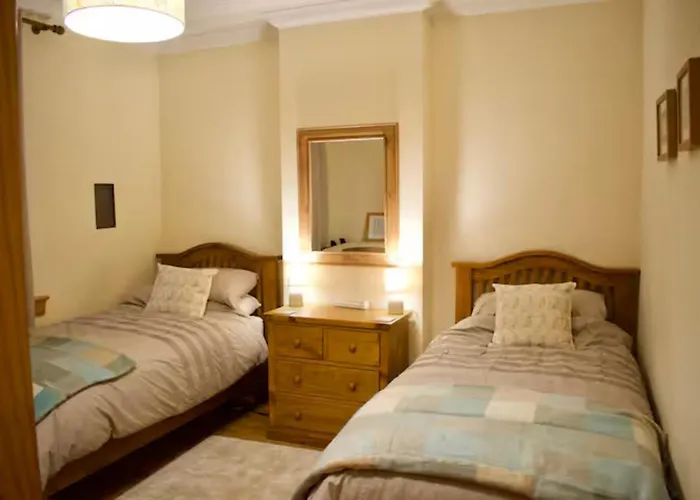 Newly Refurbed With Free Parking Apartment Edinburgh