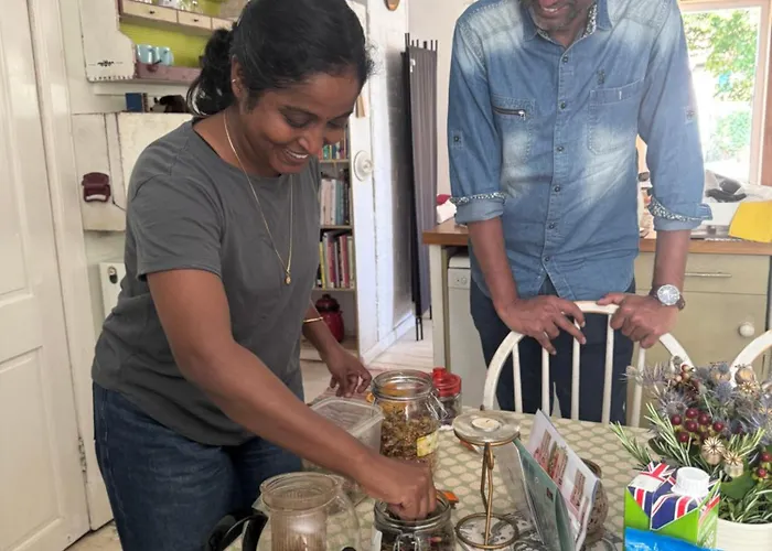 Cosy Cottage For Share , Private Double Room, Wifi, Parking, Garden *