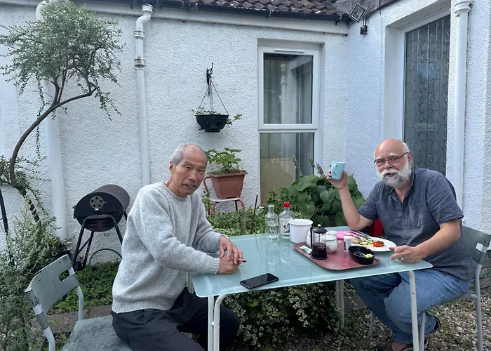 Cosy Cottage For Share , Private Double Room, Wifi, Parking, Garden * אדינבורו